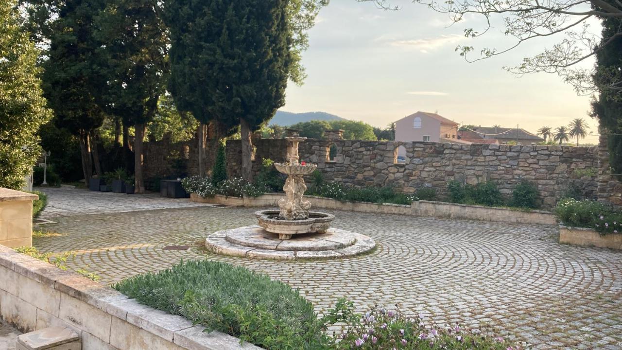 Gite Encore Un Soir Hyeres Exterior photo